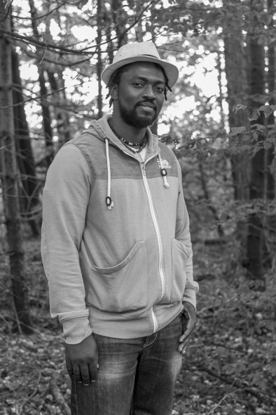 ©by Anke Hunscha - nur zur Ansicht auf dieser Webseite - Michel Sanya Mutambala - MUSIKER AFRIKANISCHES TROMMELN