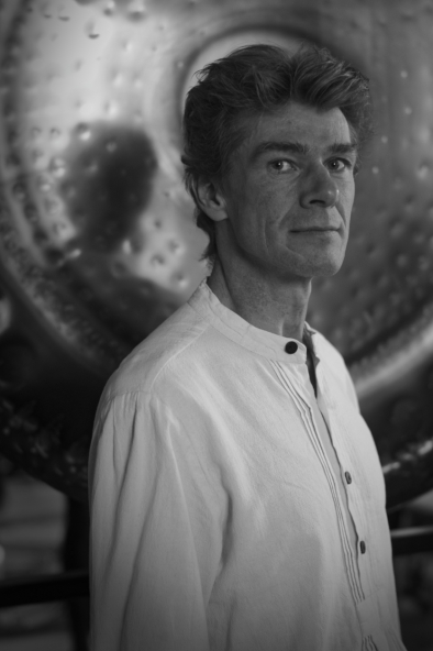 ©by Anke Hunscha - nur zur Ansicht auf dieser Webseite - Prof. Dr. Thilo Hinterberger (Dipl. Phys., Dr. rer. nat.), Physiker, Neuro– und Bewusstseinswissenschaftler, ist Pro- fessor für Angewandte Bewusstseinswis- senschaften in der Psychosomatischen Me- dizin am Universitätsklinikum Regensburg